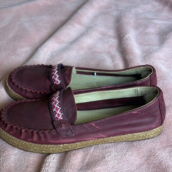 UGG Women's Maroon Moccasins with Woven Detail - Picture 2 of 5